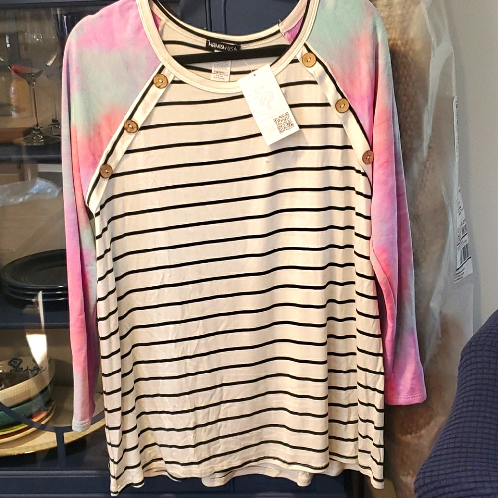 Heimish tunic length top w button detail. NWT.